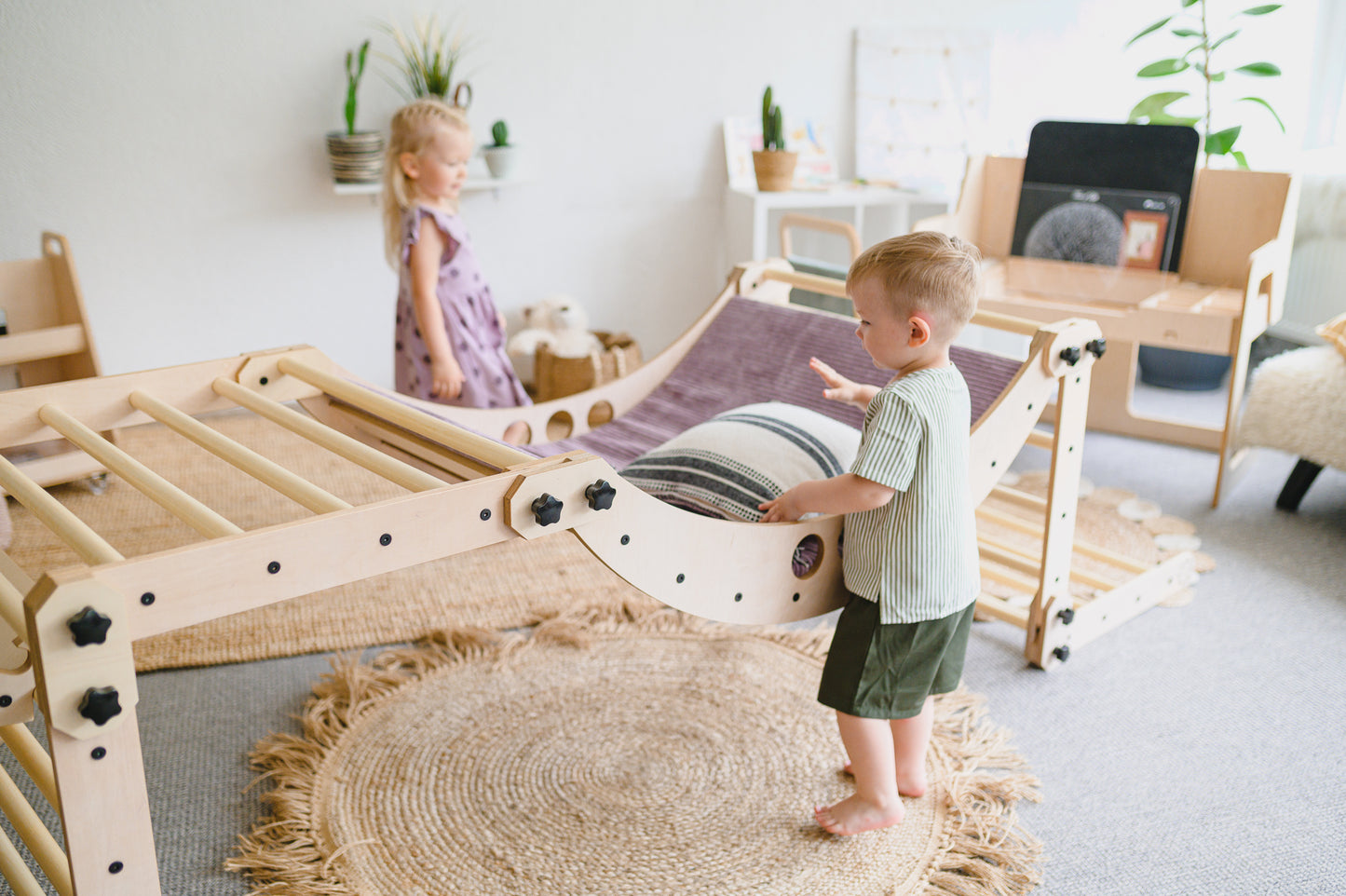 Luula Hilltown Montessori Klatresæt – 2 Klatretrekanter, Balancebue og Rampe uden Madras