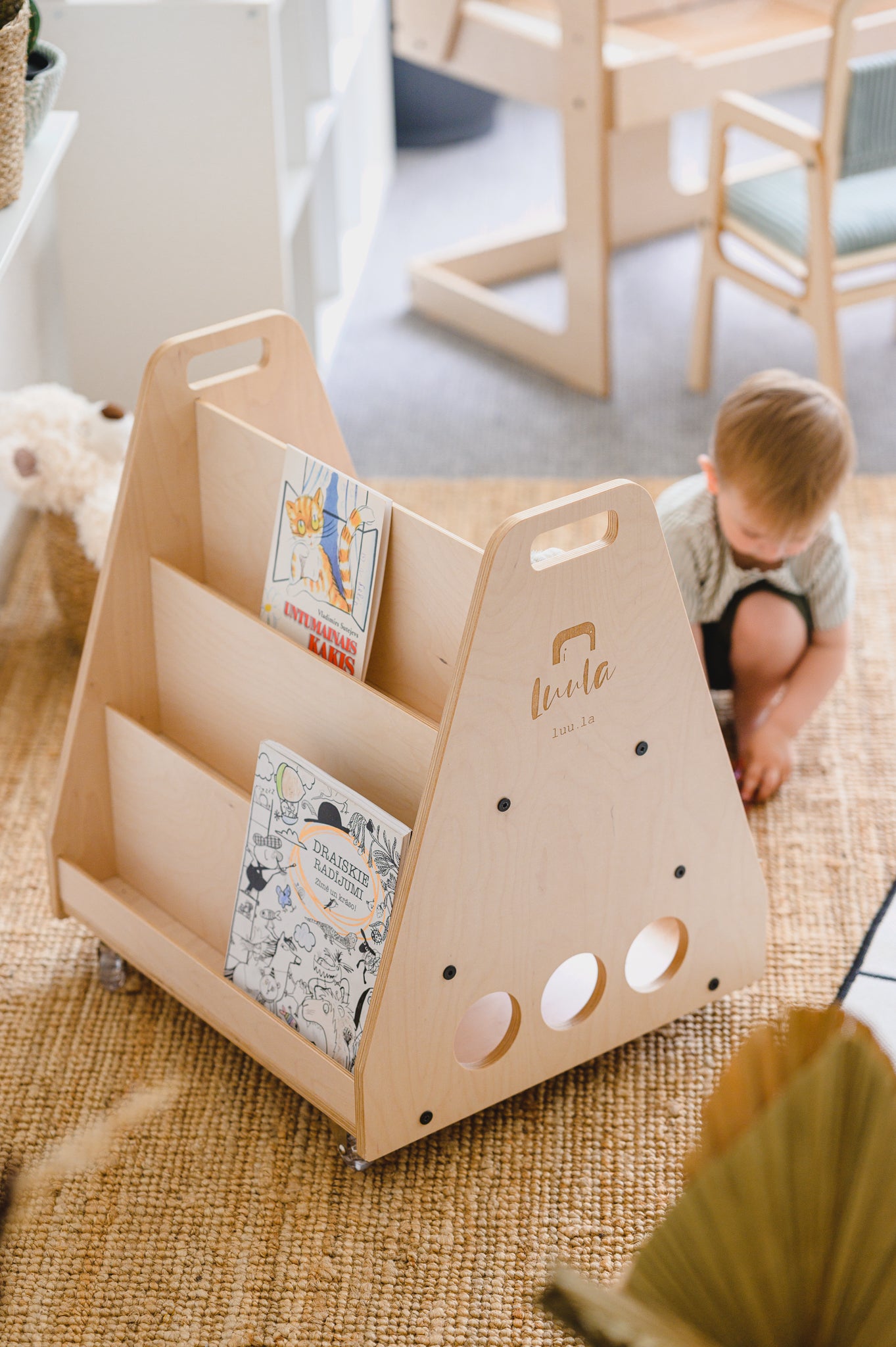 Luula Berta Montessori Bogreol på Hjul – Opbevaring og Rolleleg