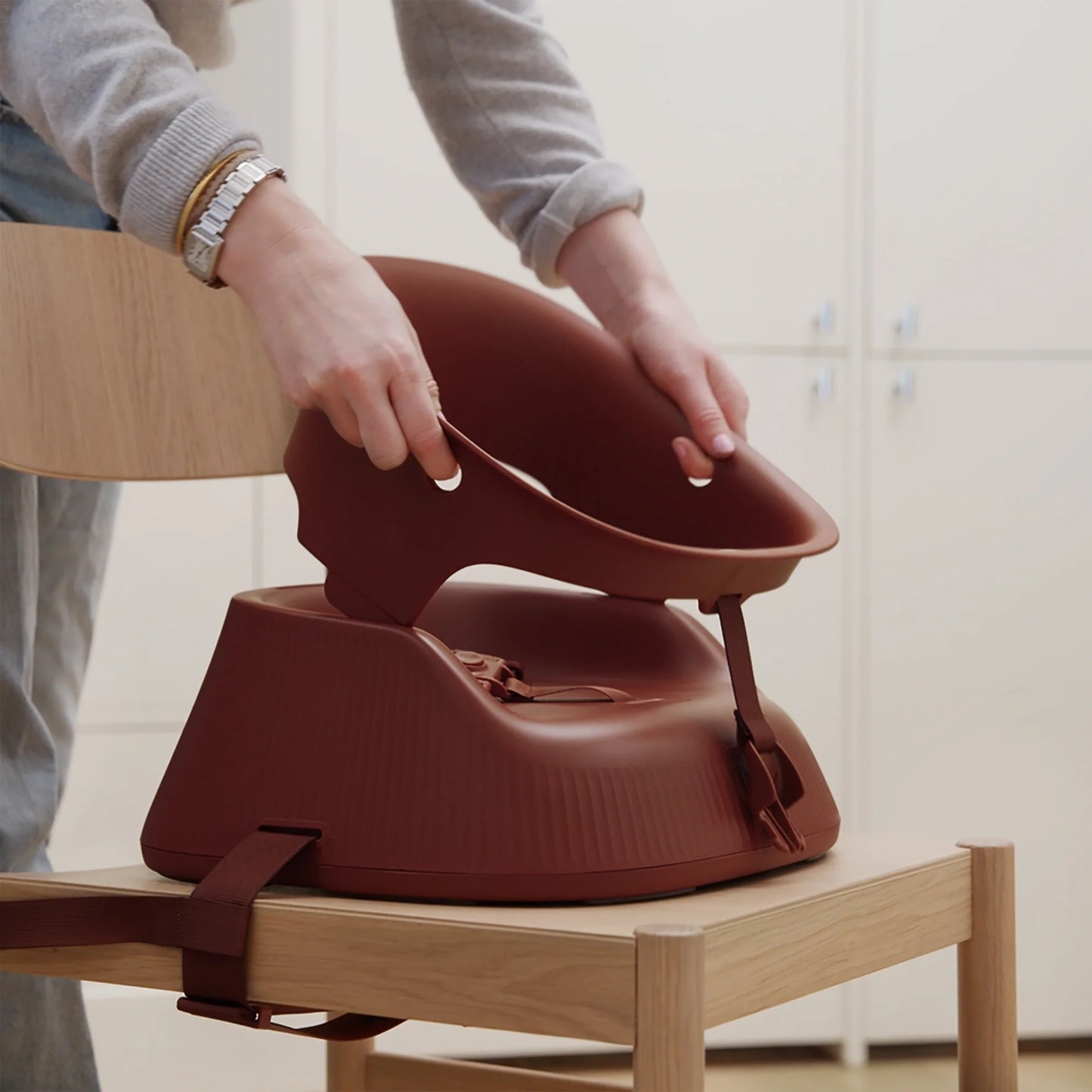 Hannie transportabel højstol – Mahogany Red