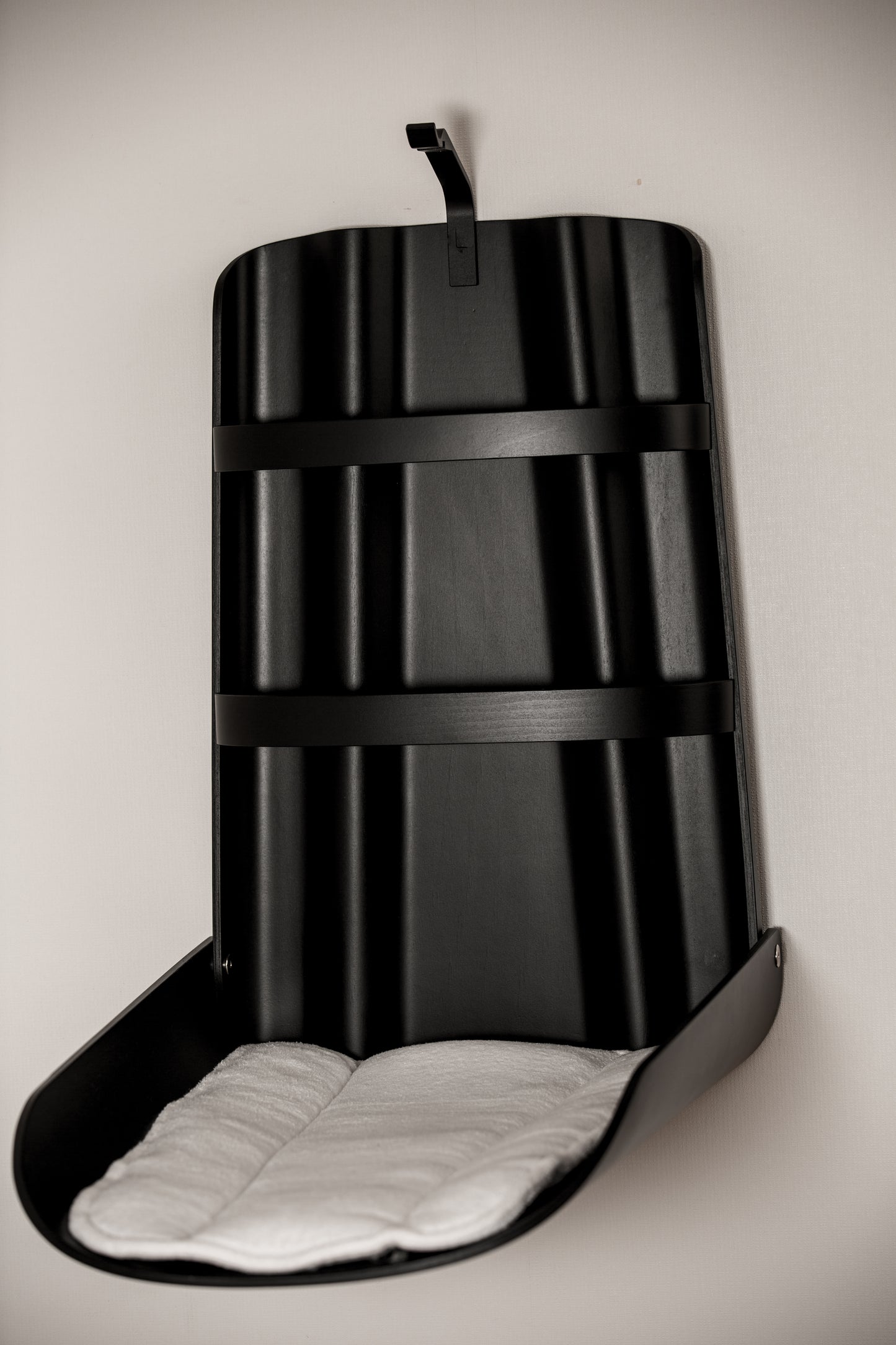 byBO design NATHI væghængt puslebord – Sort