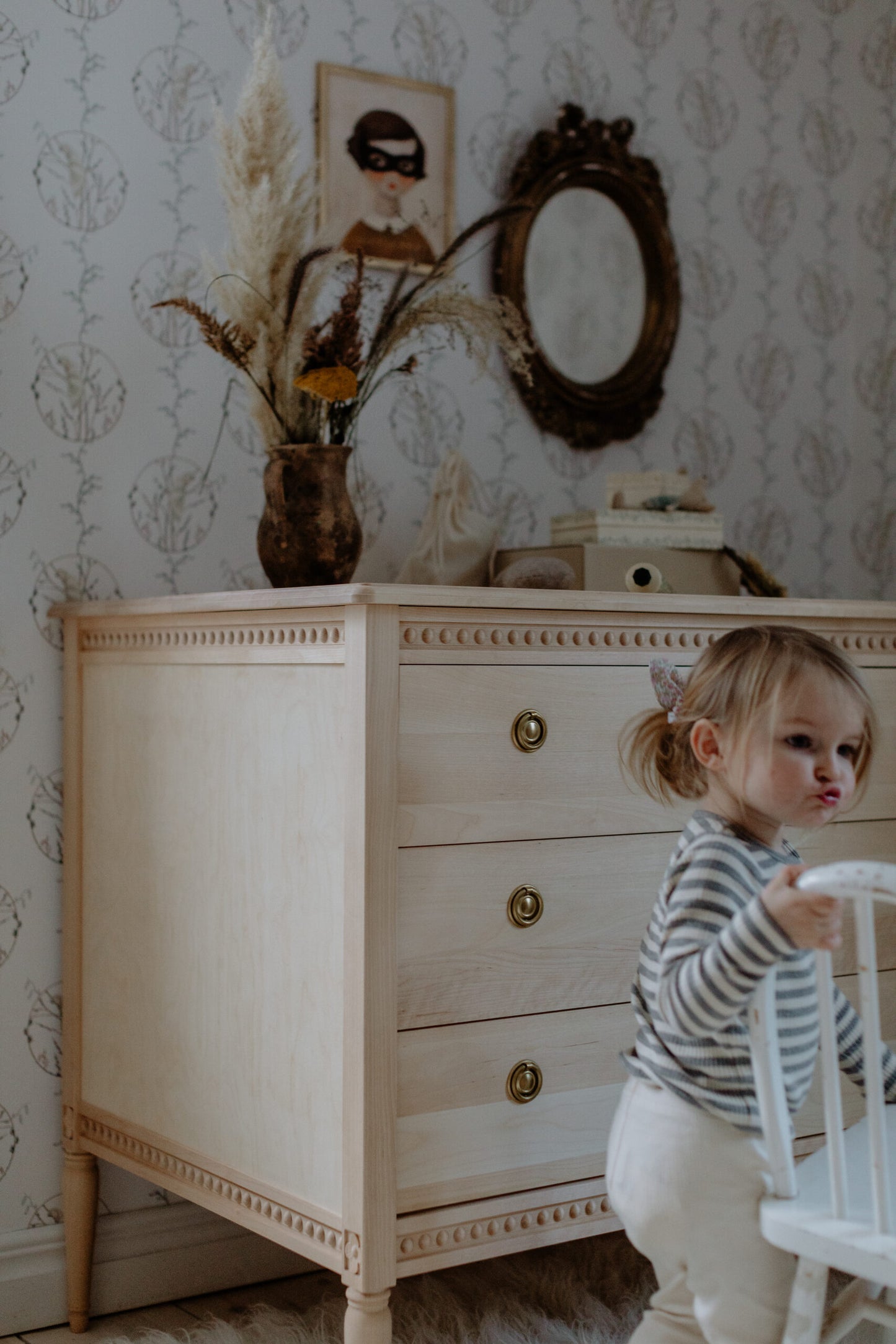 Gustavienne kommode i birketræ – klassisk kommode med 3 skuffer