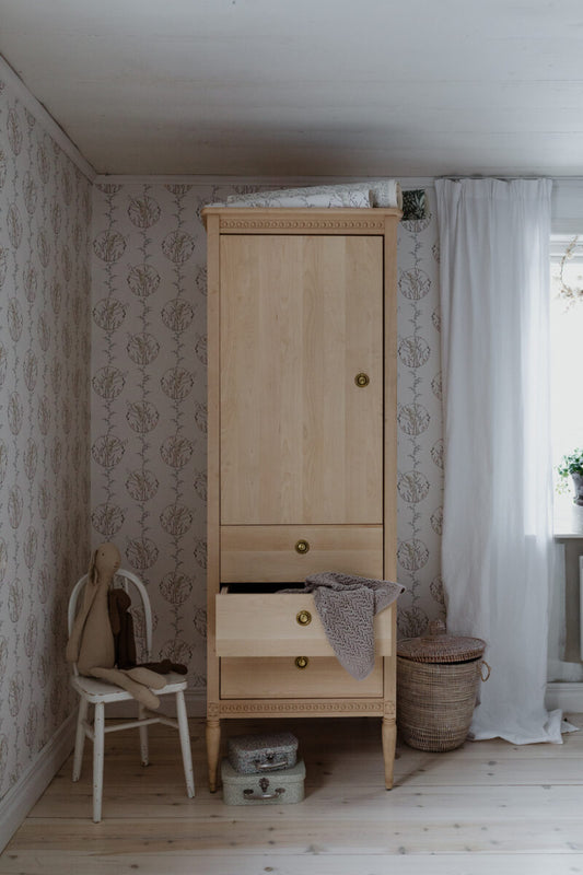 Gustavienne garderobeskab i birketræ – klassisk børnegarderobe med skuffer og bøjlestang