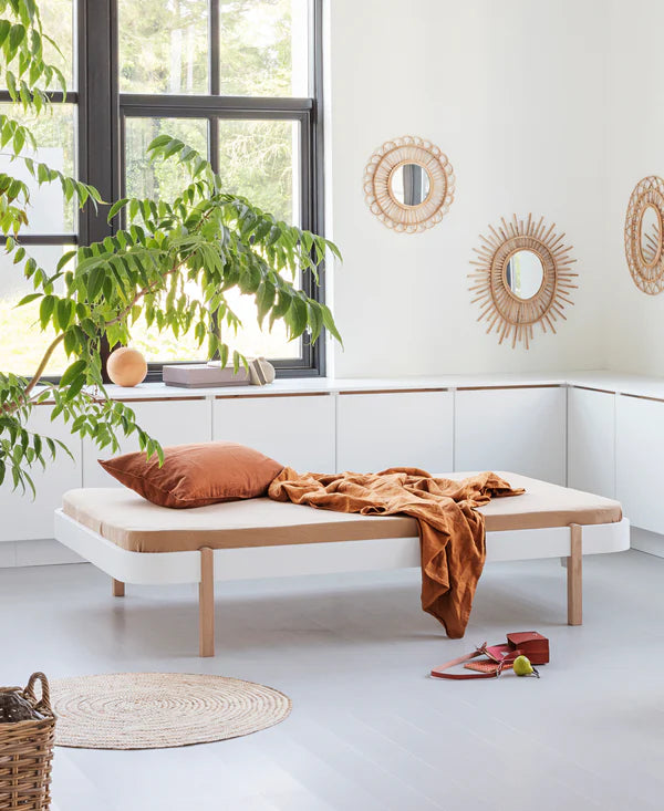 Oliver Furniture Wood Lounger seng 90x200 cm – hvid/eg