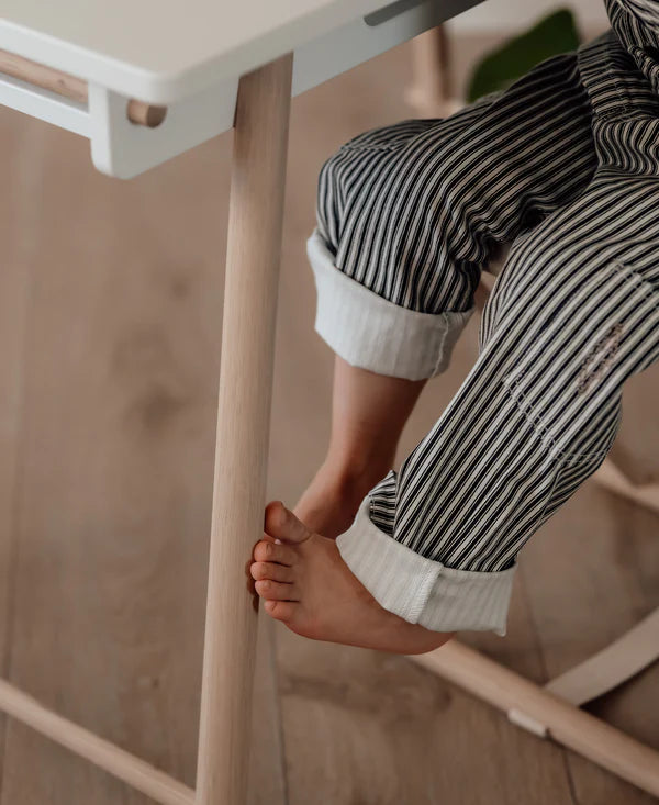 Oliver Furniture Camp junior skrivebord – justerbart i hvid/eg