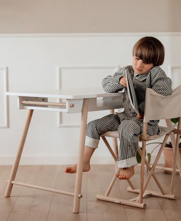 Oliver Furniture Camp junior skrivebord – justerbart i hvid/eg