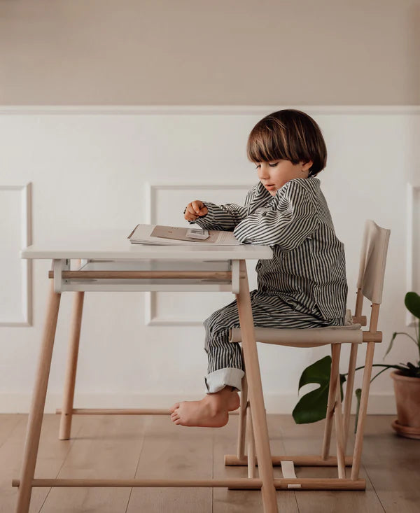 Oliver Furniture Camp junior skrivebord – justerbart i hvid/eg