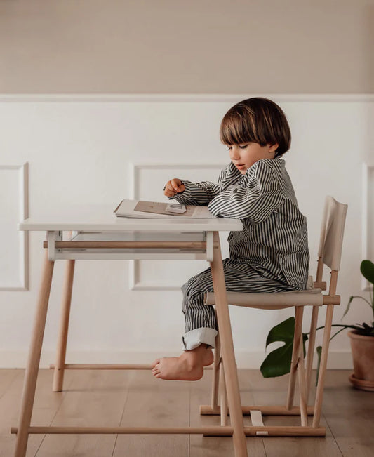 Oliver Furniture Camp junior skrivebord – justerbart i hvid/eg
