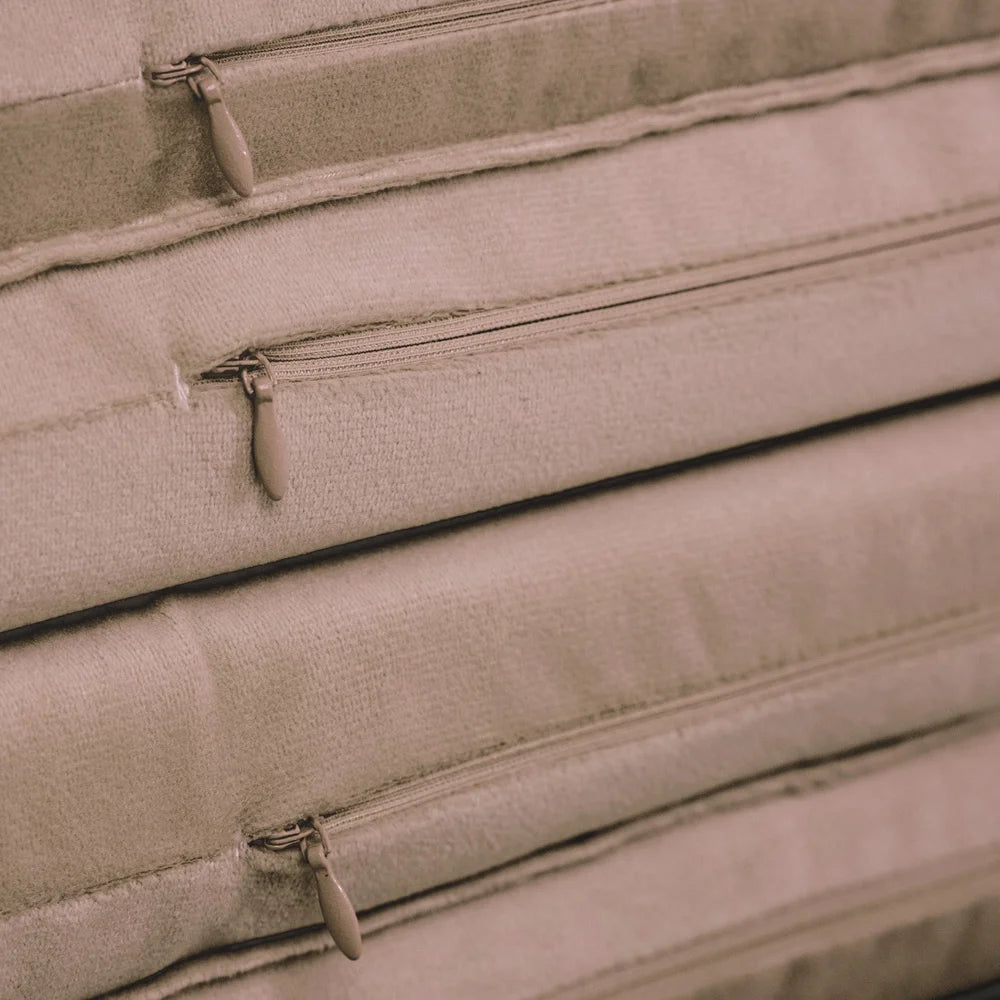 Plush Nest blomsterformet legemåtte “Flower Paradise” – guld/beige (160x160x5 cm, velour)