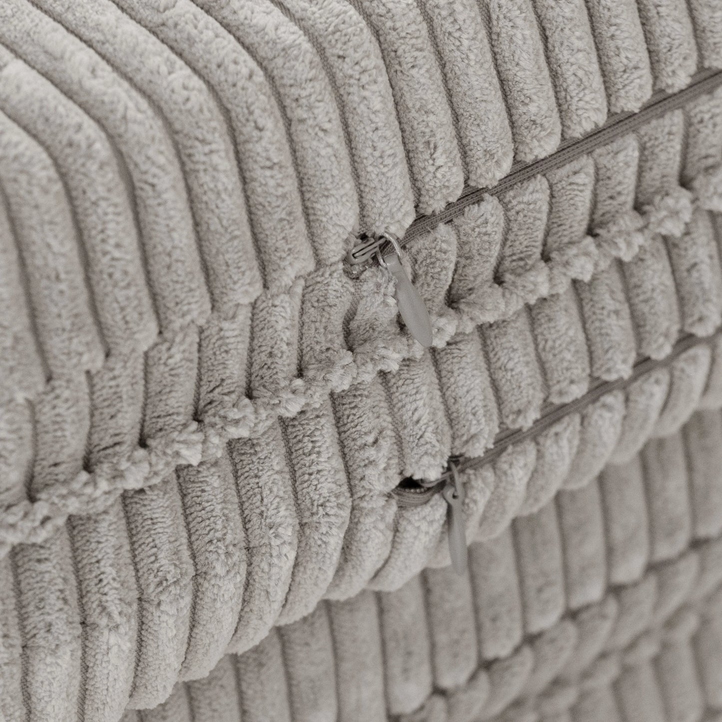 Plush Nest blomsterformet legemåtte “Fluffy Flower” – beige (115x115x5 cm, premium fløjl)