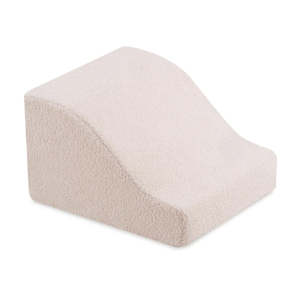 Plush Nest stort tumlesæt i skum med stort boldbassin – cream lammeskind, inkl. 150 bolde (perlemor, guld)