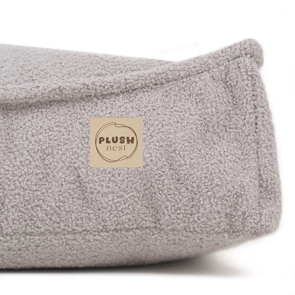 Plush Nest Puff – gulvpude 60x60 cm i grå lammeskind