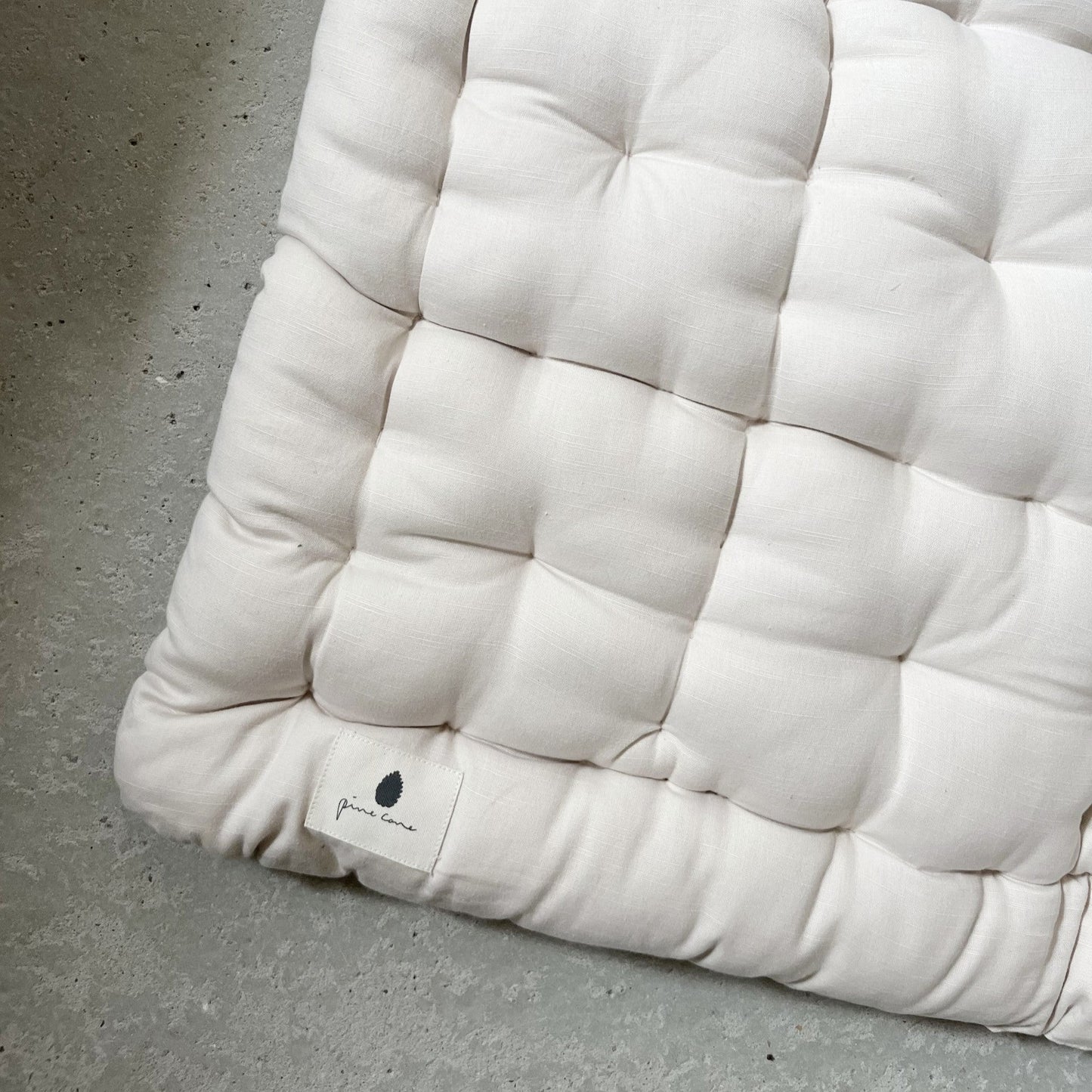 Pine Cone legemåtte – kapokfyld – Natura