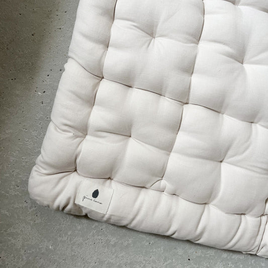 Pine Cone legemåtte – kapokfyld – Natura