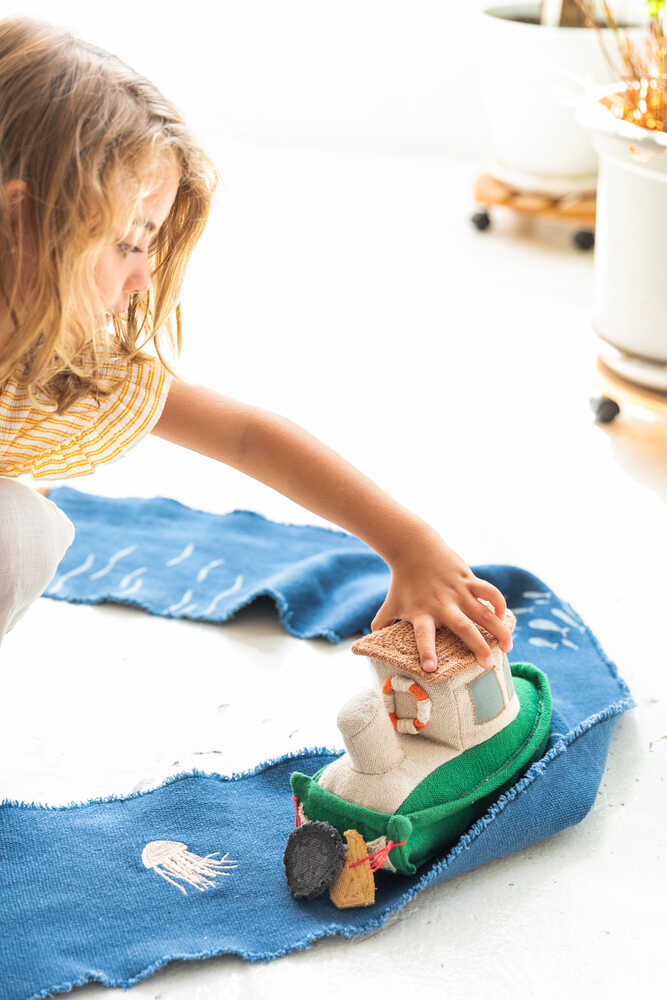 Lorena Canals Green Toy Ride & Roll Sea Clean Up Boat – rolleleg om havet