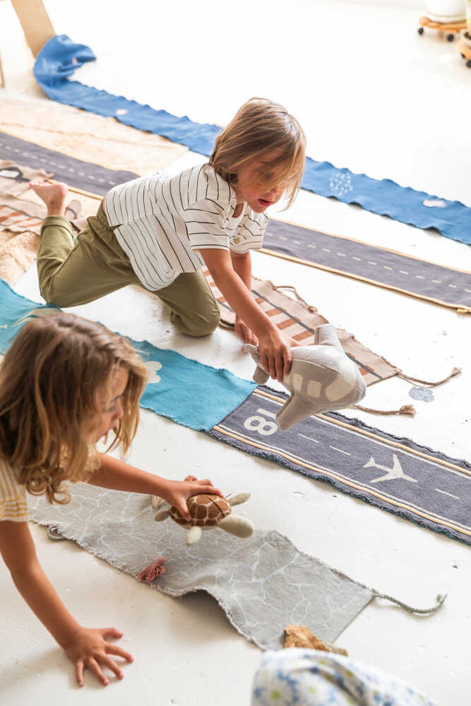 Lorena Canals Green Toy Ride & Roll Airplane – flyleg på farten