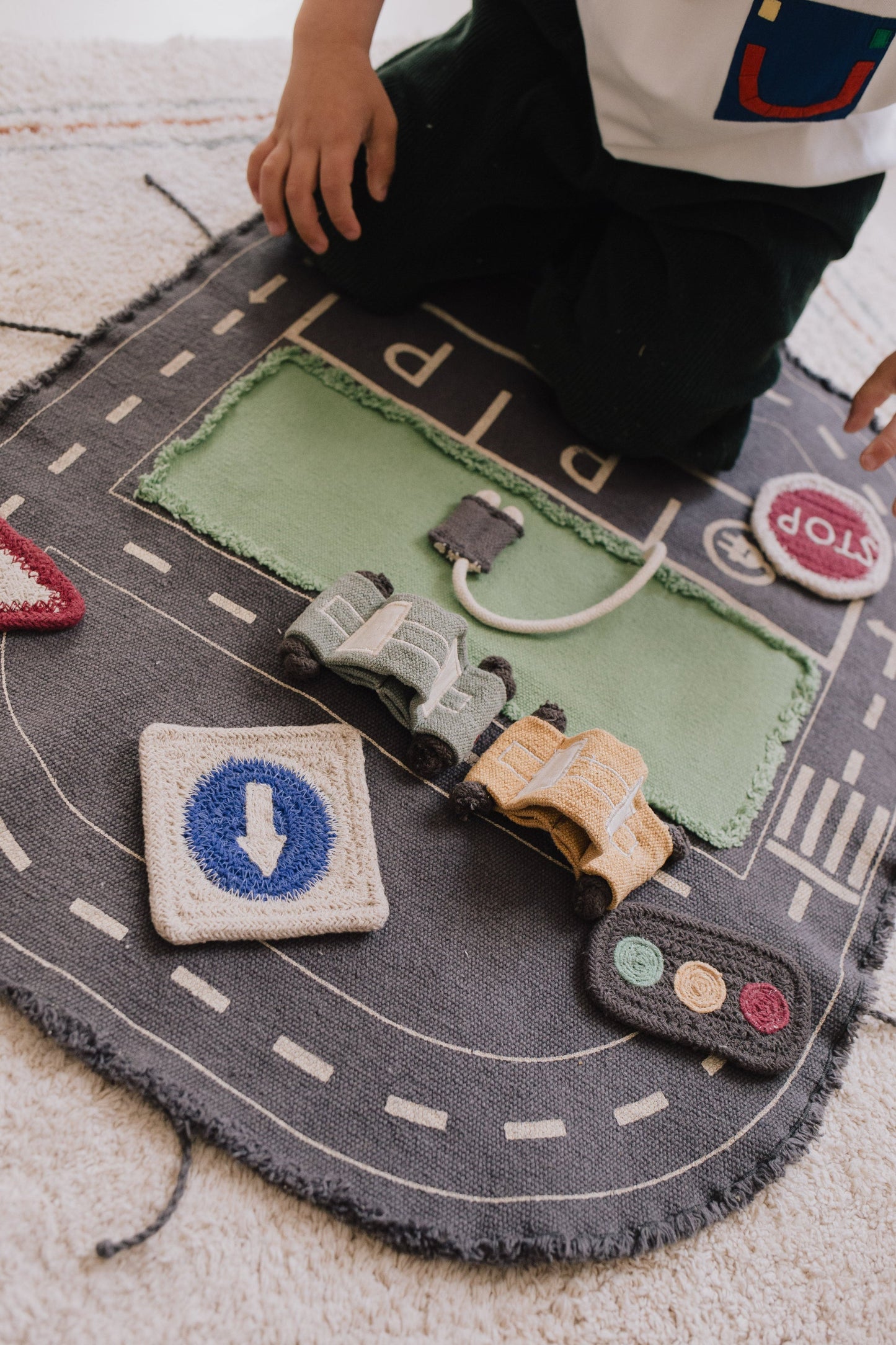 Lorena Canals Small World Green Toy Eco-City – legesæt med elbiler og byliv