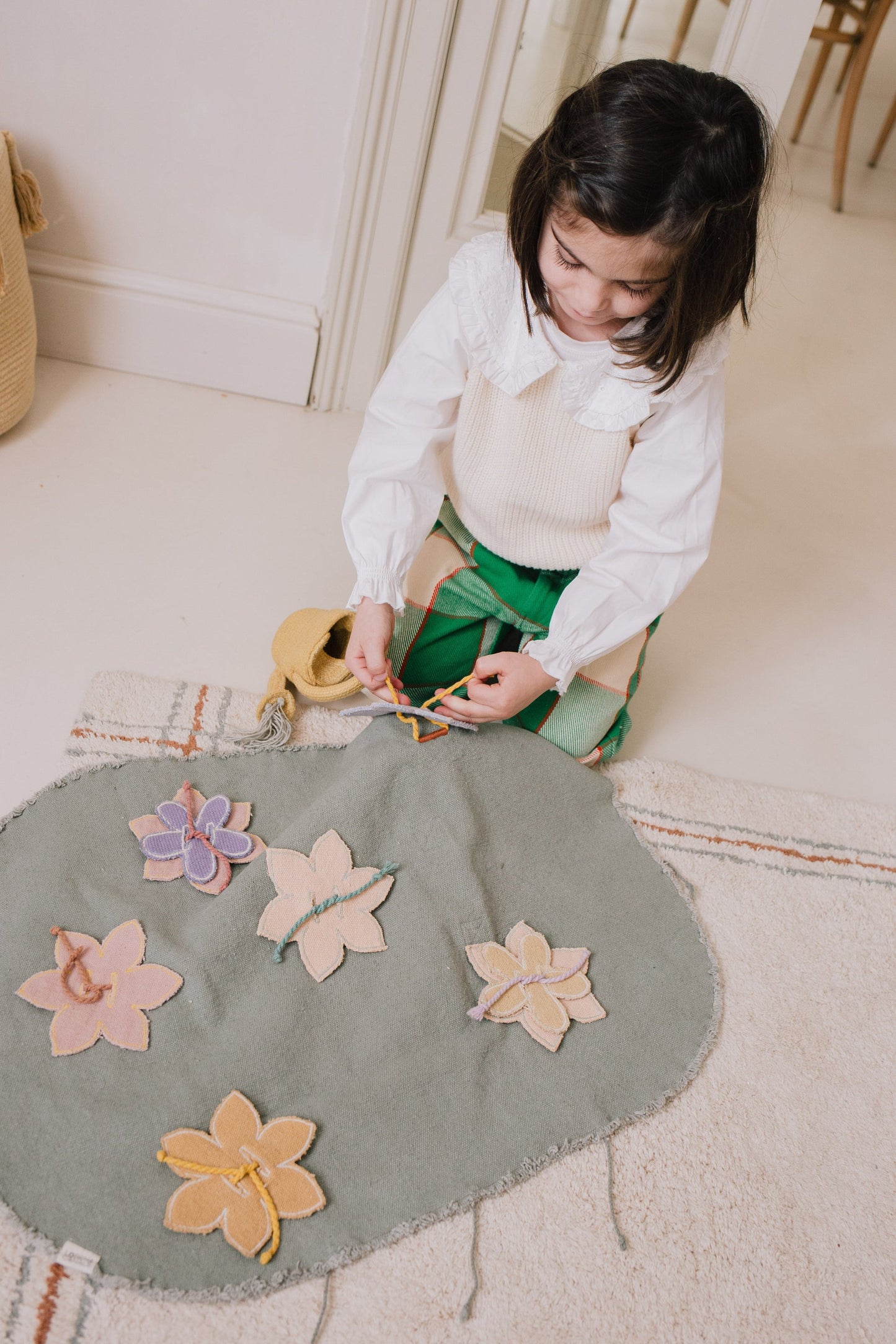 Lorena Canals Small World Green Toy Flower Garden – legesæt med blomsterhave