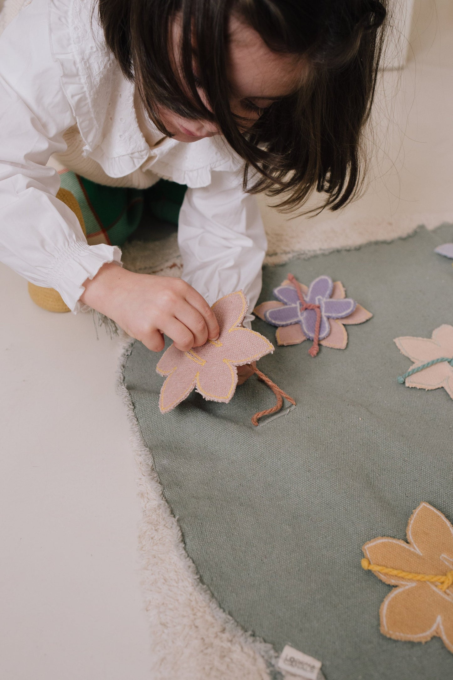 Lorena Canals Small World Green Toy Flower Garden – legesæt med blomsterhave