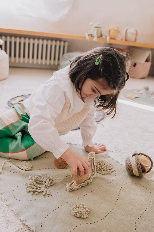 Lorena Canals Small World Green Toy Snail – legesæt med snegl og skov