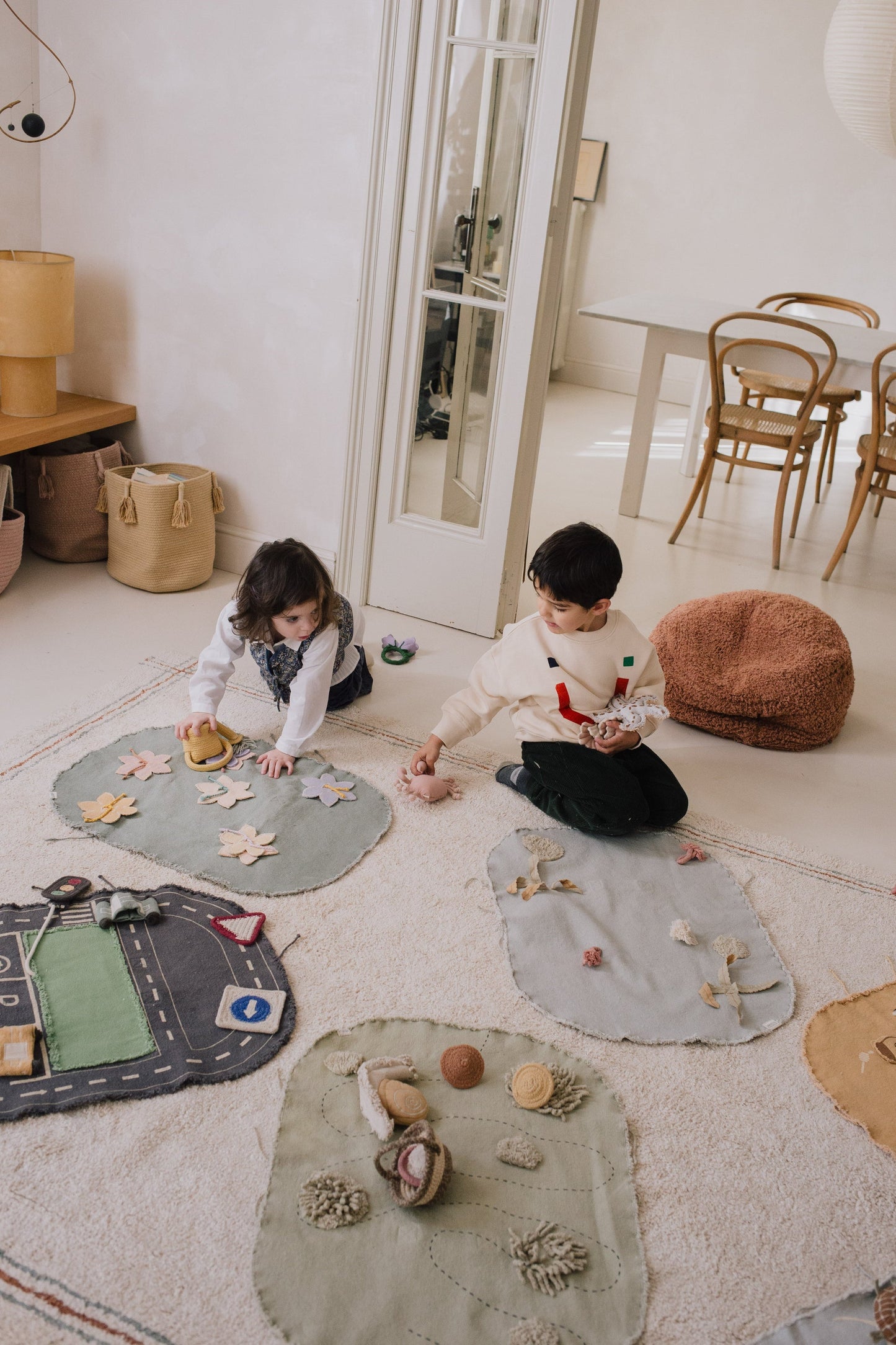 Lorena Canals Small World Green Toy Snail – legesæt med snegl og skov