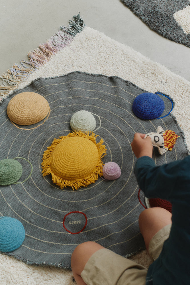 Lorena Canals Small World Green Toy Solar System – legesæt med solsystemet