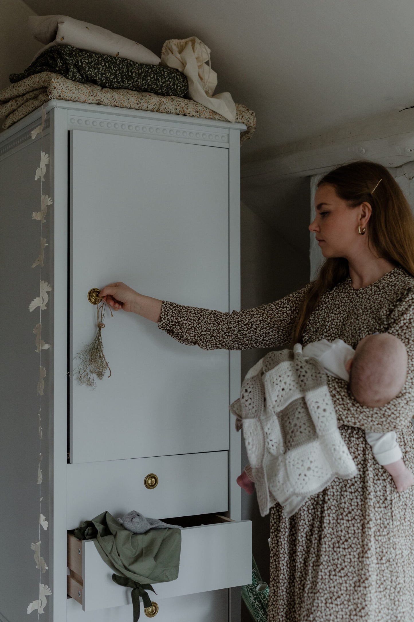 Gustavienne garderobeskab i hvid – klassisk børnegarderobe med skuffer og bøjlestang