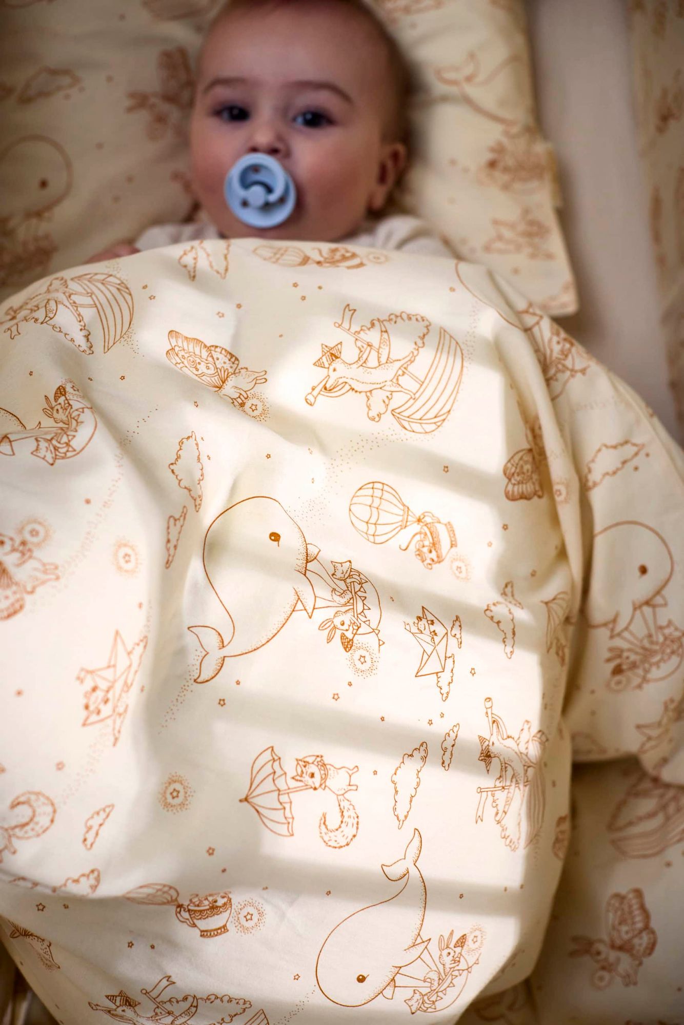 Filibabba Baby sengetøj GOTS (70x100 cm) - Dreamy Adventurers