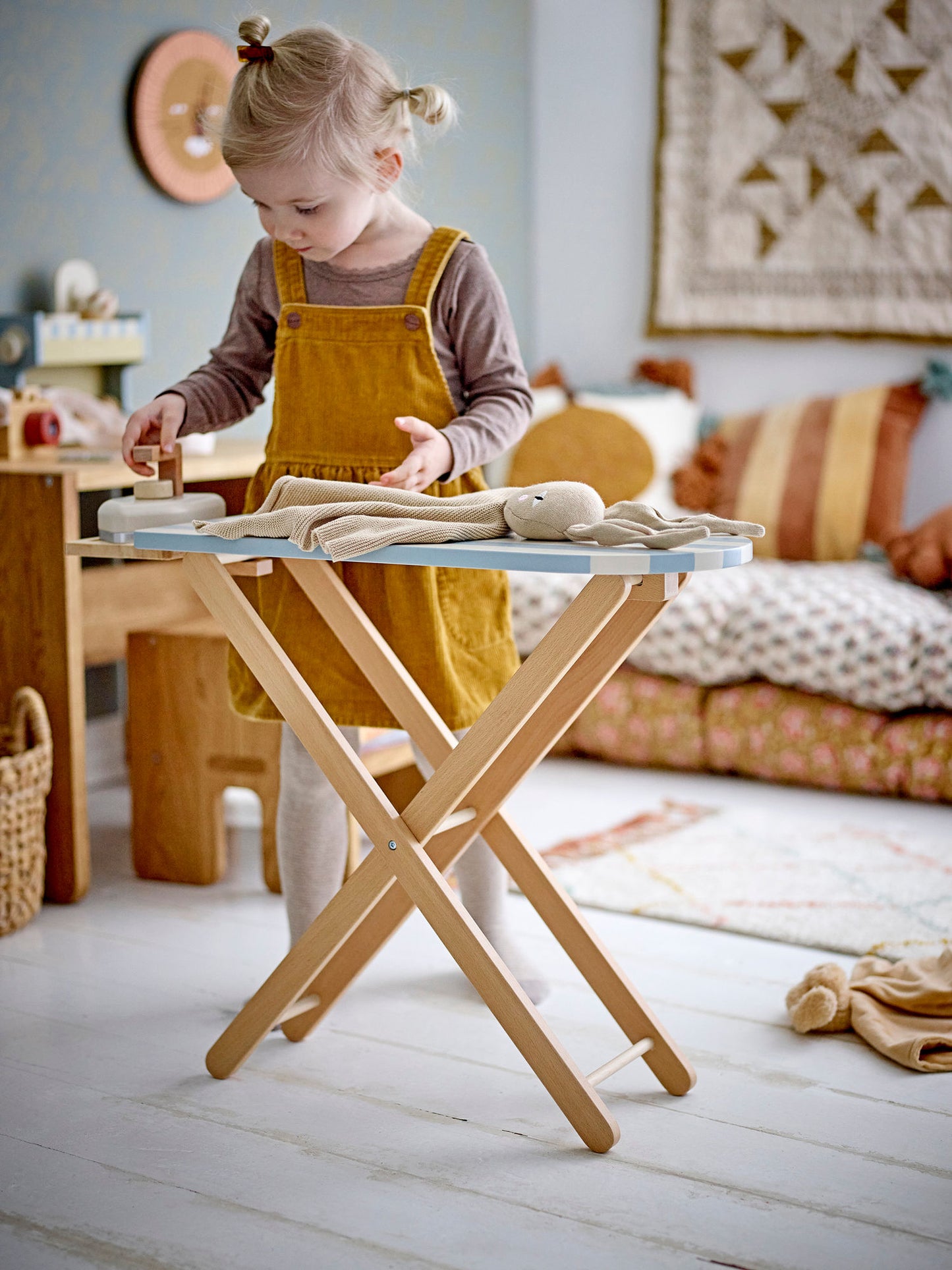 Bloomingville MINI Sande legetøj – Strygebræt og strygejern i blå FSC®-certificeret MDF