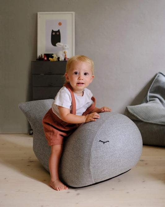 bada&bou – ba – den gyngende hval – grå melange