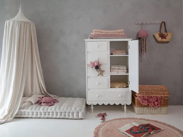 Wood Luck Design - Babushka - høj kommode med skuffer og skab – hvid