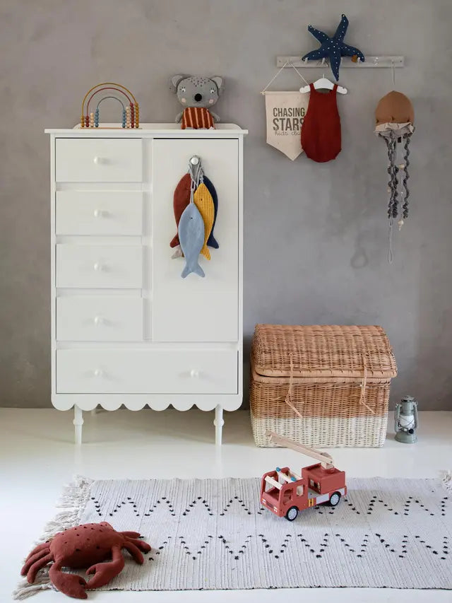 Wood Luck Design - Babushka - høj kommode med skuffer og skab – hvid