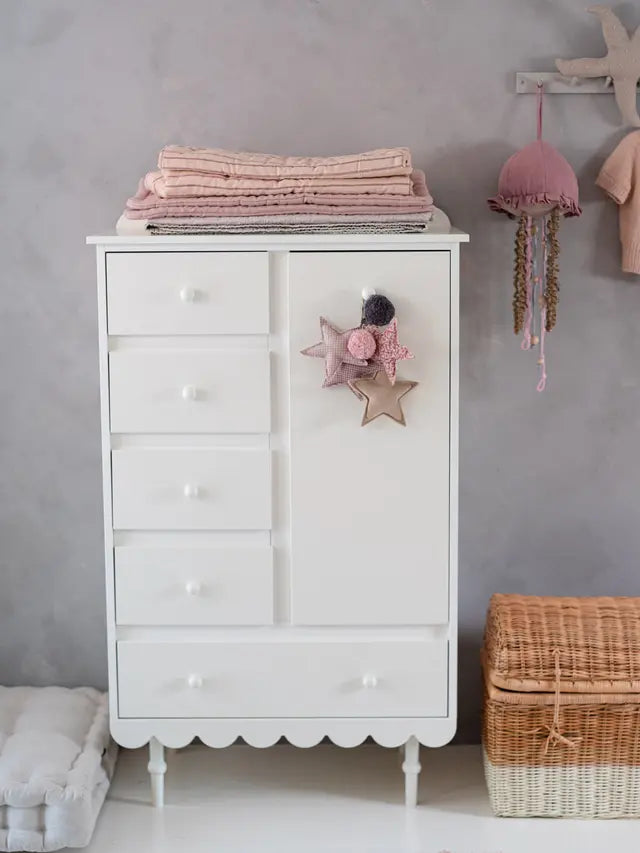 Wood Luck Design - Babushka - høj kommode med skuffer og skab – hvid