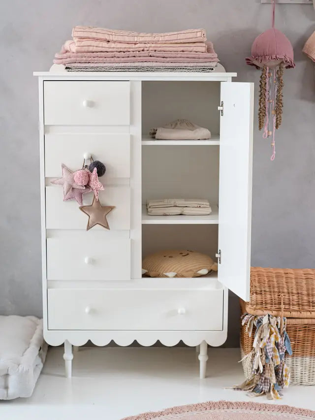Wood Luck Design - Babushka - høj kommode med skuffer og skab – hvid