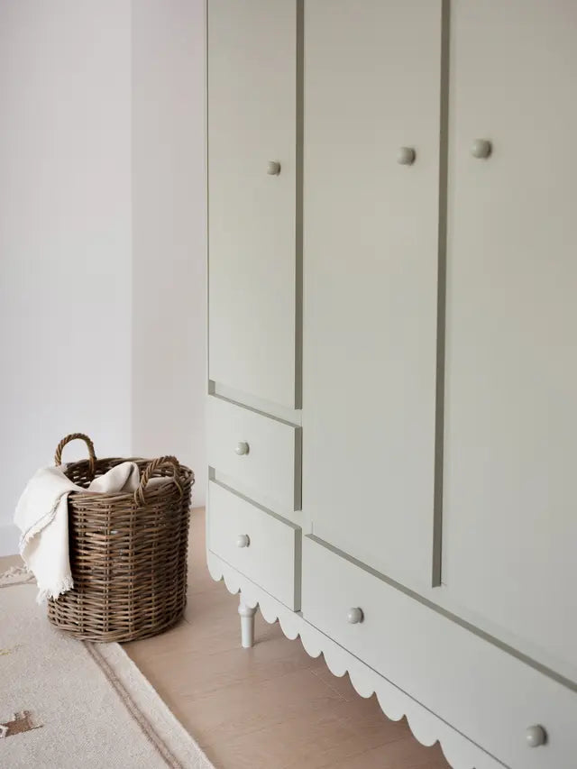 Wood Luck Design - Babushka - 3-dørs garderobeskab – olivengrøn