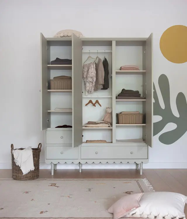 Wood Luck Design - Babushka - 3-dørs garderobeskab – olivengrøn