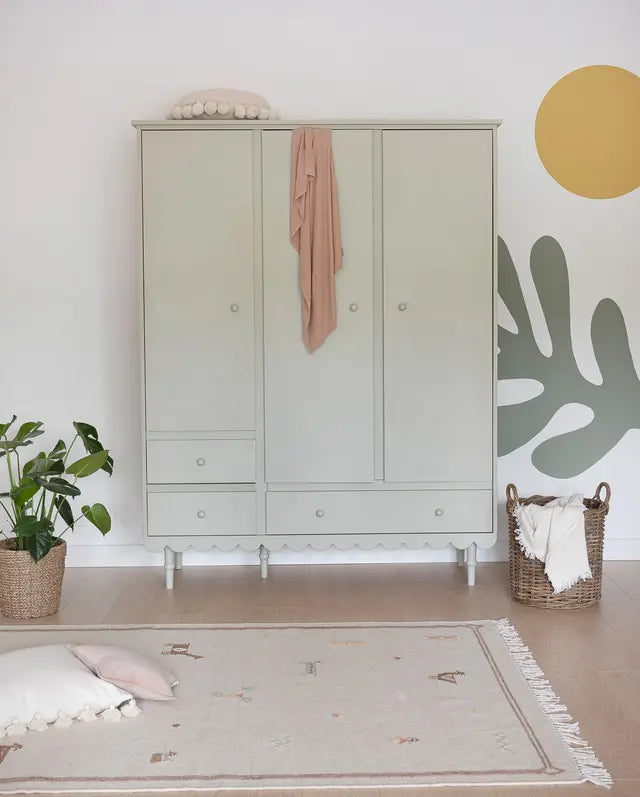 Wood Luck Design - Babushka - 3-dørs garderobeskab – olivengrøn