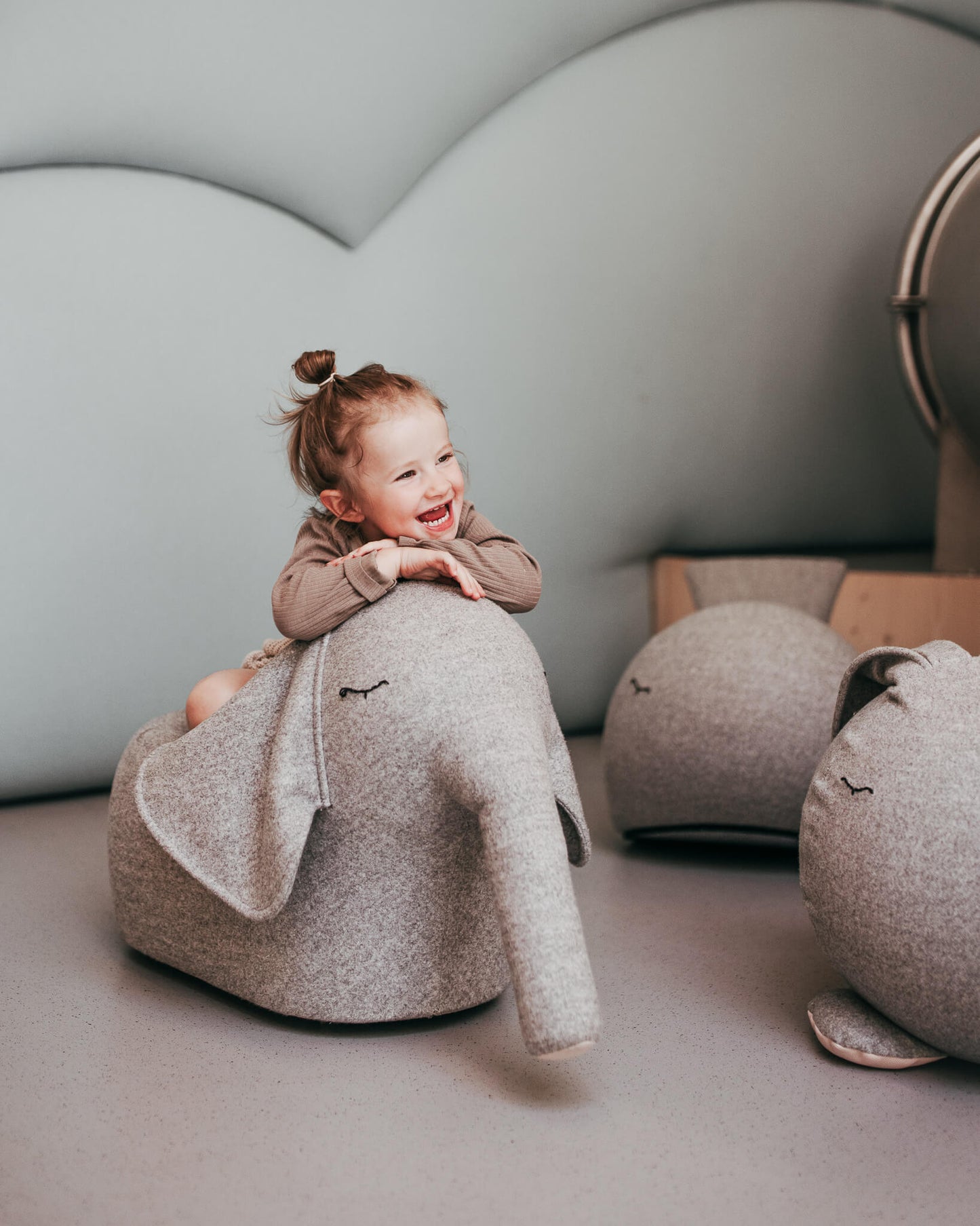 bada&bou – bou – den rullende elefant – grå melange