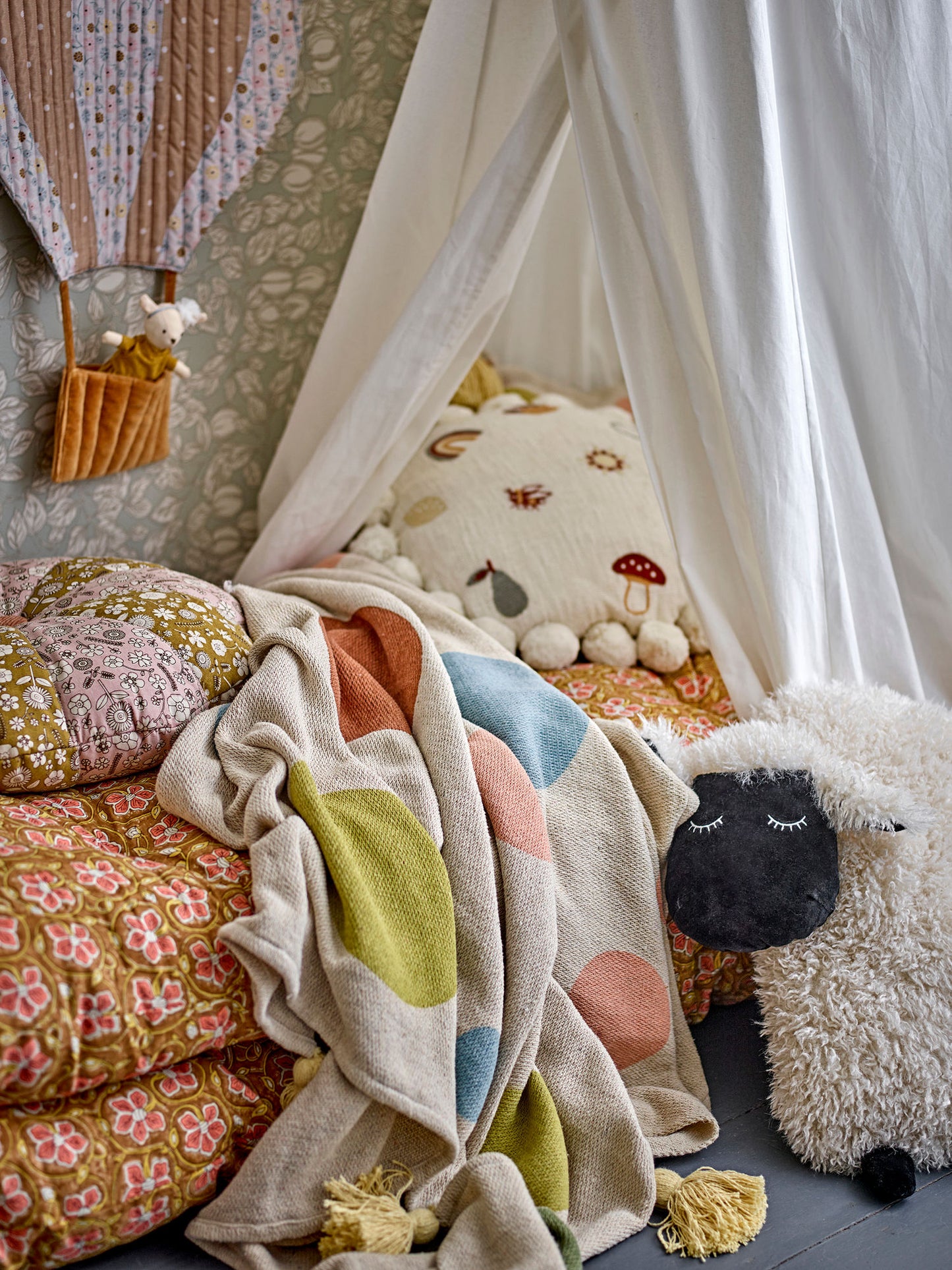 Bloomingville MINI Agnes pude – Rund, naturfarvet bomuld med broderi