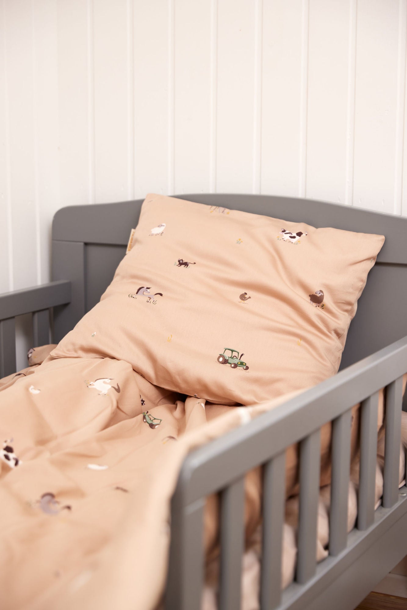 Filibabba baby sengetøj GOTS (70x100 cm) – Magic Farm