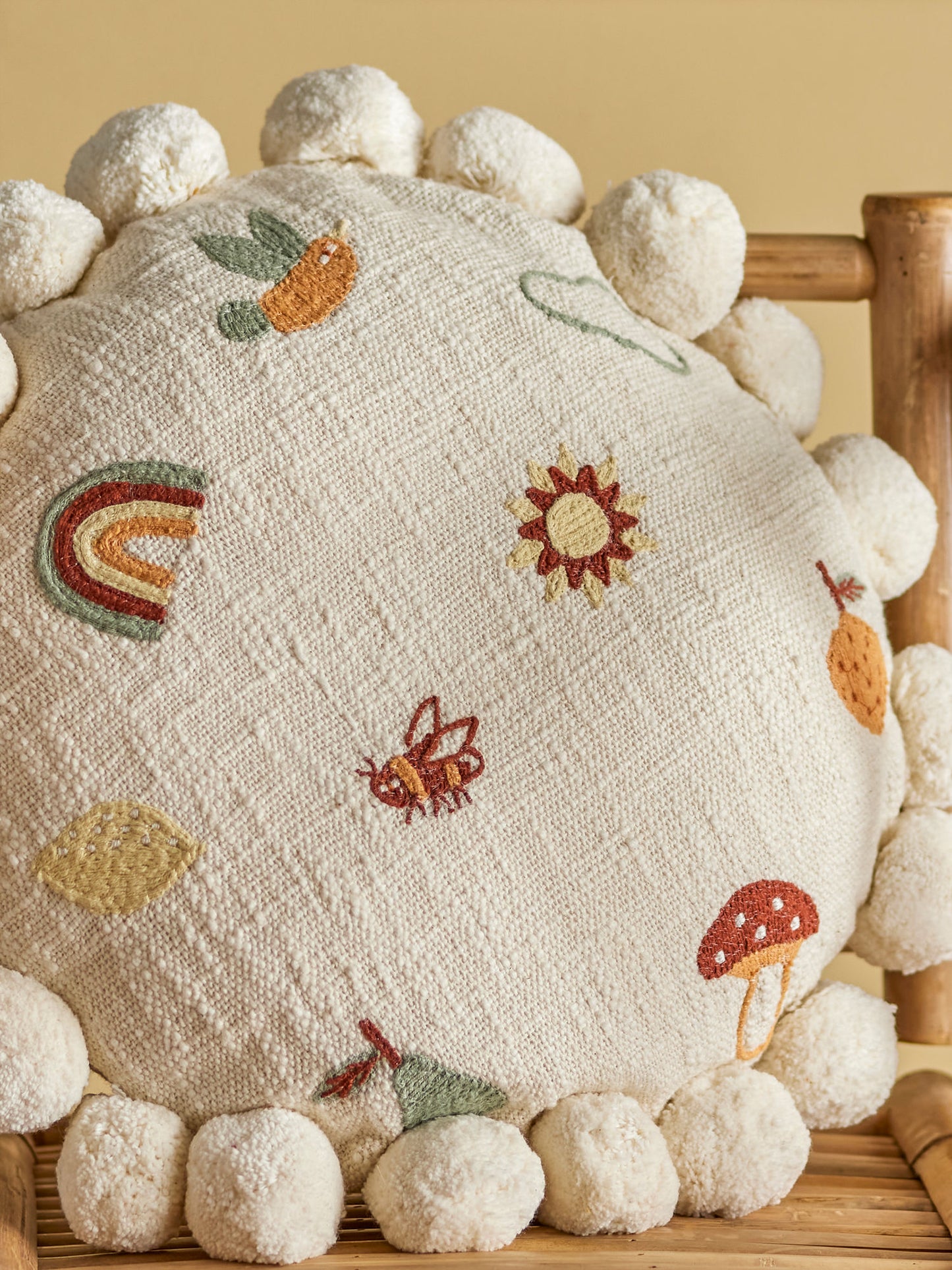 Bloomingville MINI Agnes pude – Rund, naturfarvet bomuld med broderi
