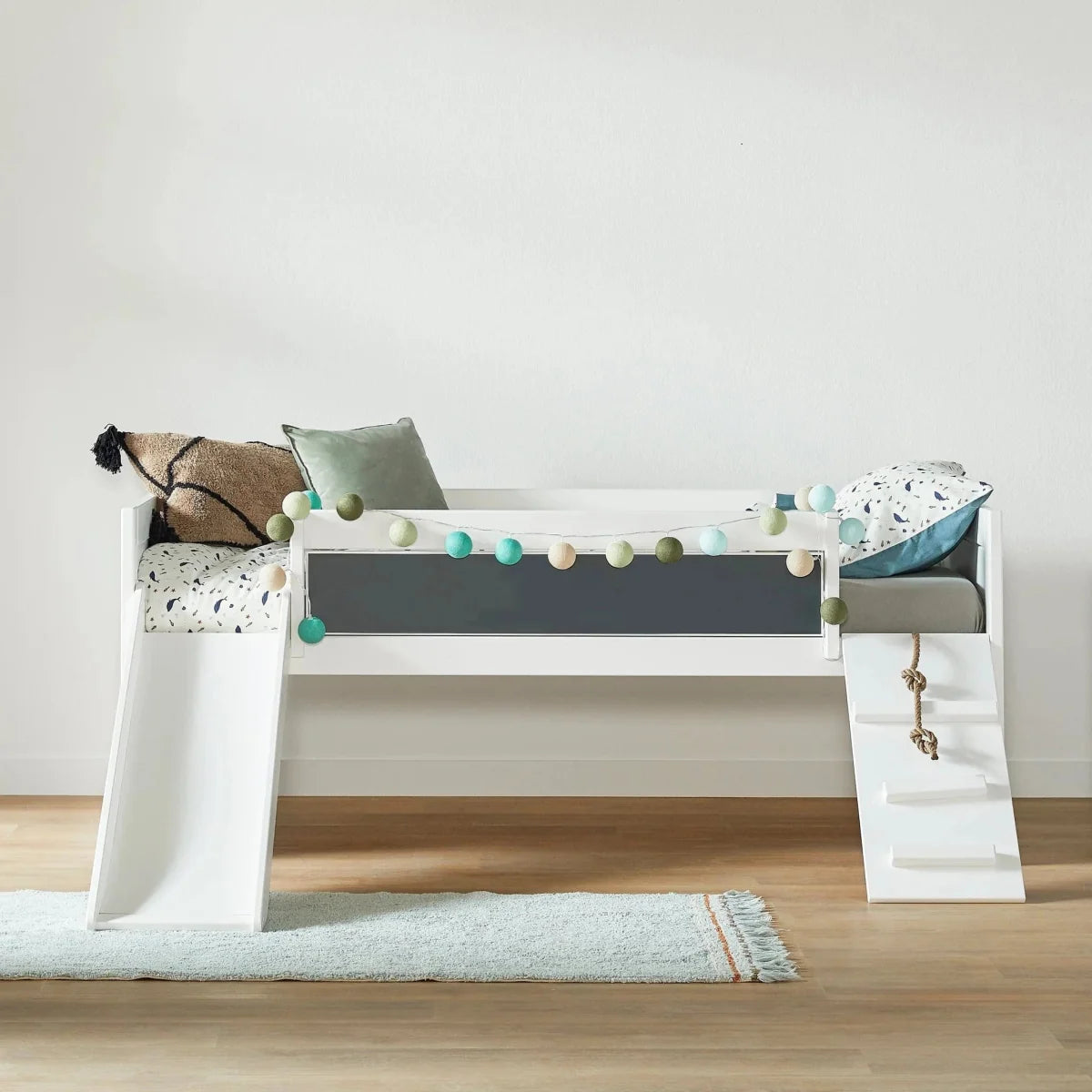 LIFETIME Kidsrooms Original halvhøj seng med klatretrappe og rutsjebane – 90 x 200 cm