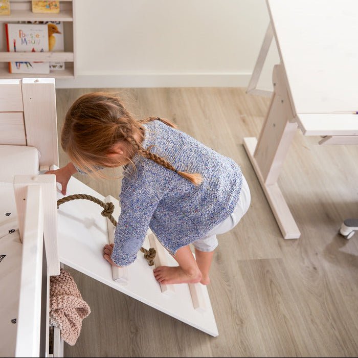 LIFETIME Kidsrooms Breeze halvhøj seng med klatretrappe og rutsjebane – 90 x 200 cm