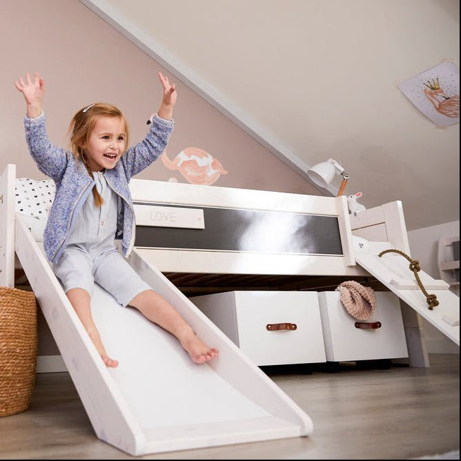 LIFETIME Kidsrooms Breeze halvhøj seng med klatretrappe og rutsjebane – 90 x 200 cm