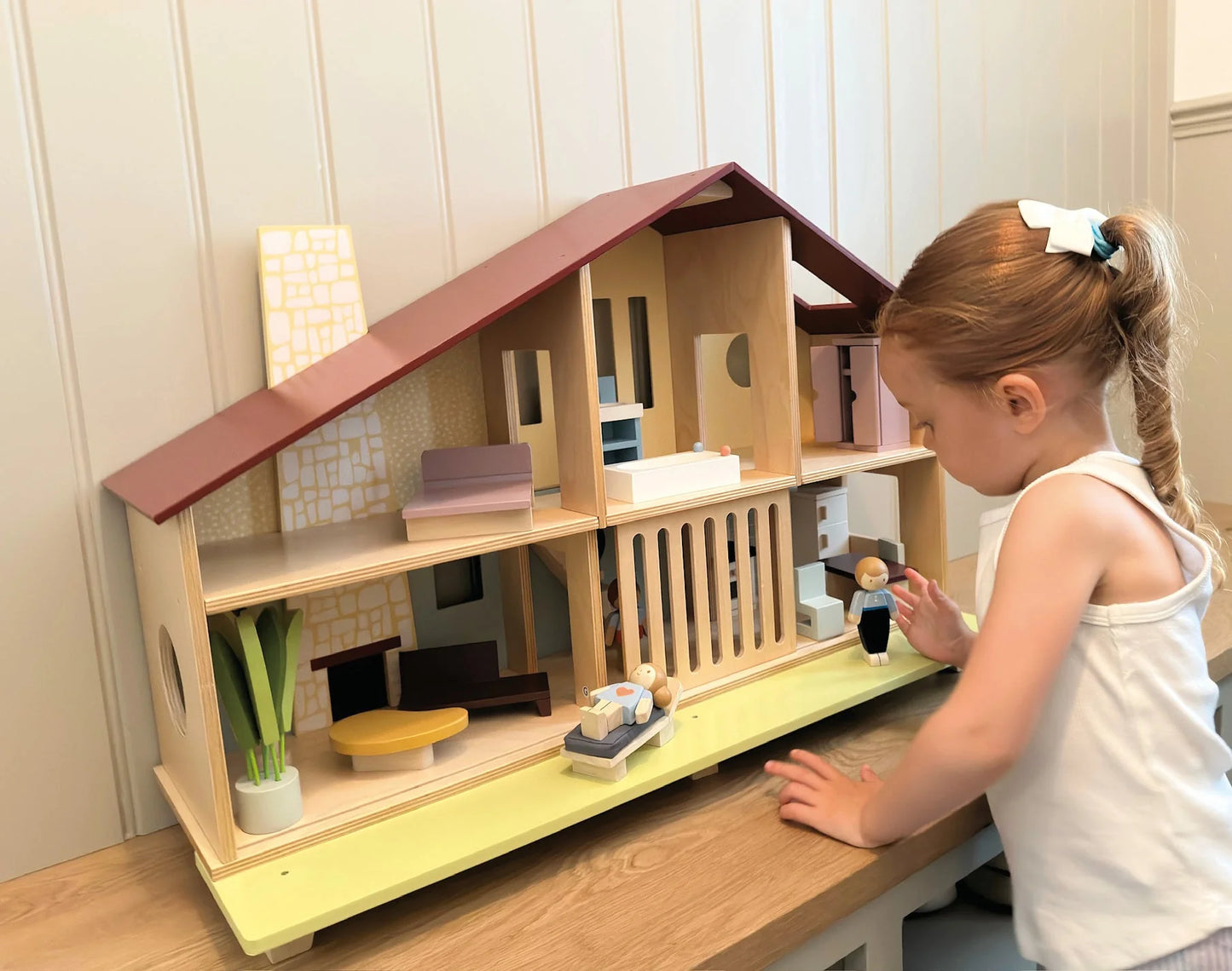 Mentari Cedar Chalet dukkehus i træ med møbler