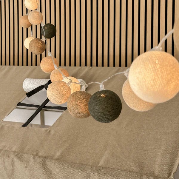 LIFETIME Kidsrooms lyskæde med 20 bomuldskugler – Earthy Green