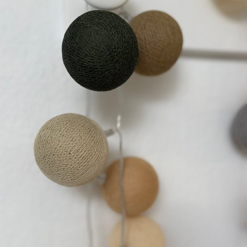 LIFETIME Kidsrooms lyskæde med 20 bomuldskugler – Earthy Green