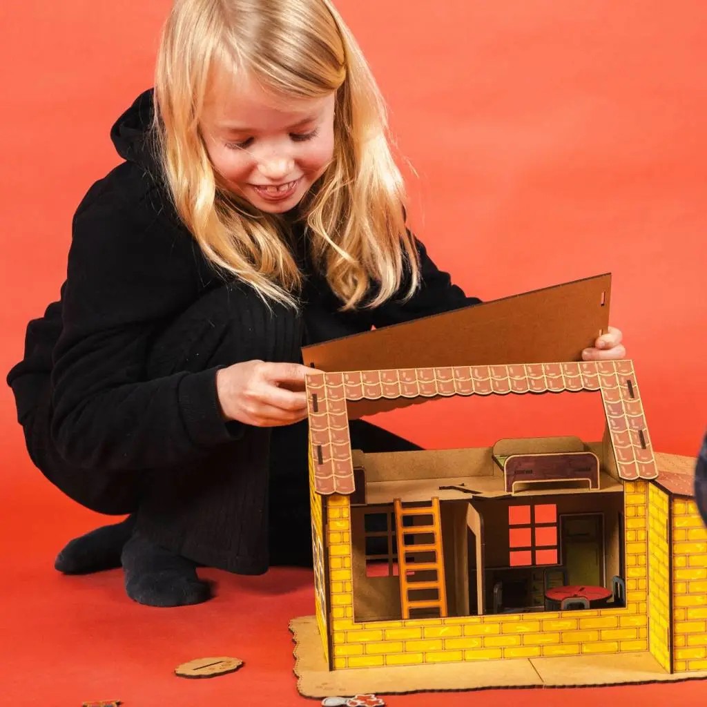 The Farmhouse – Colour-Your-Own Wooden Play Set