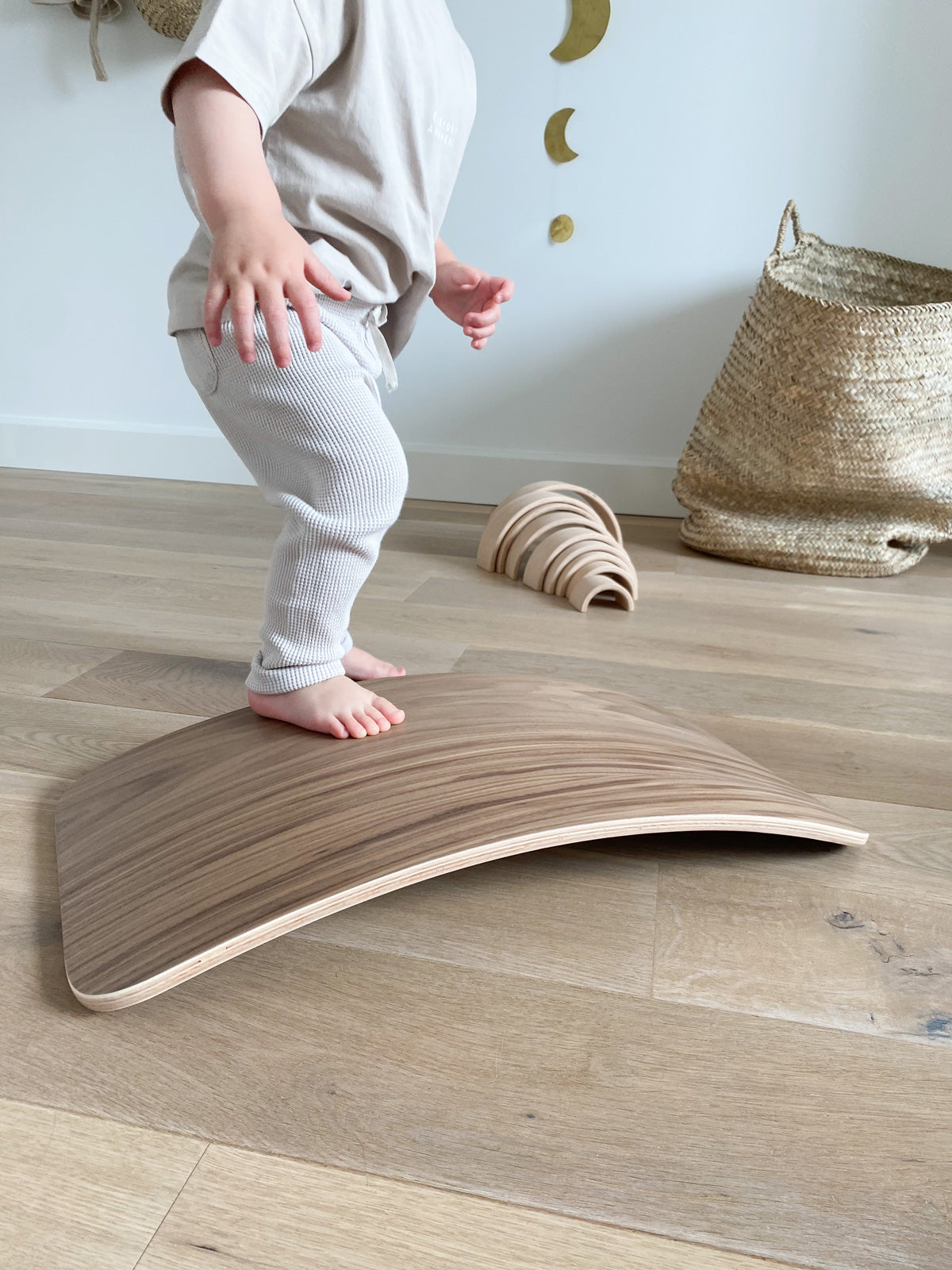 Curve Lab – Little Arc – Lille balancebræt 59x30 cm – American Walnut