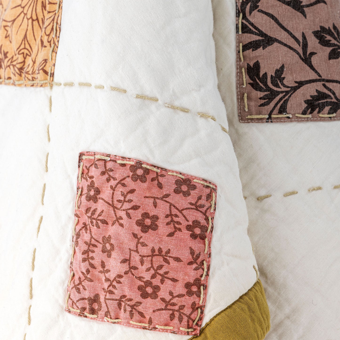 Bloomingville MINI Melua quilt – Patchwork-tæppe i naturfarvet bomuld
