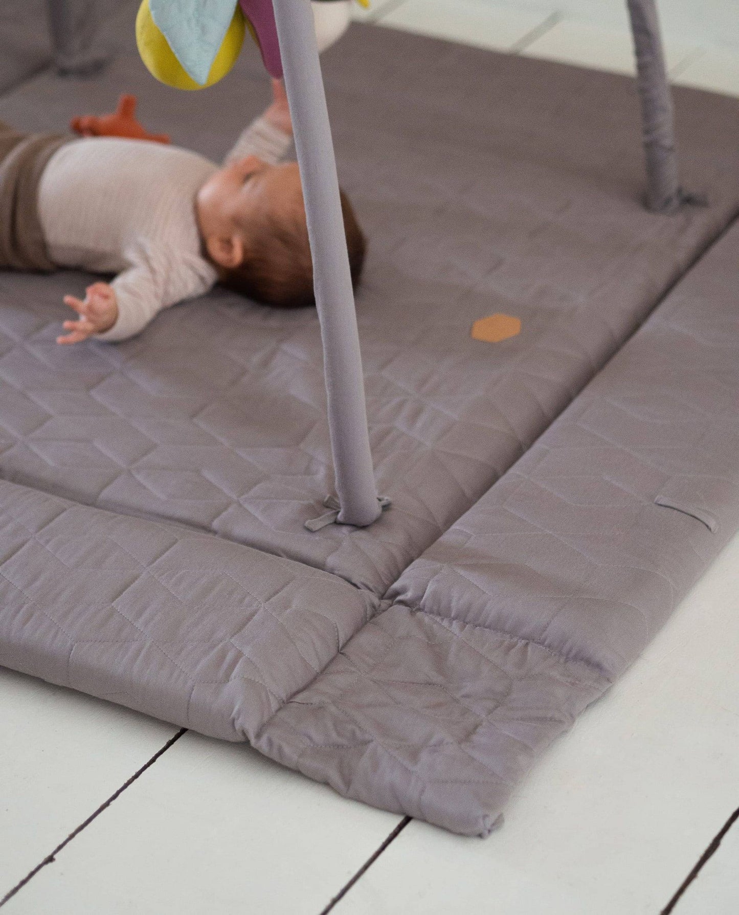 Filibabba aktivitetstæppe – soft quilt dark grey